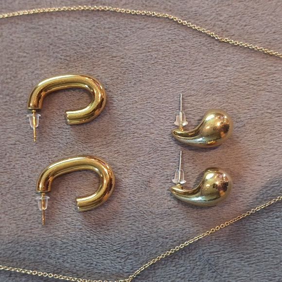 Elegant Gold Jewelry Set - Picture 2 of 3